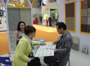 销售经理杨倩与客户交谈.